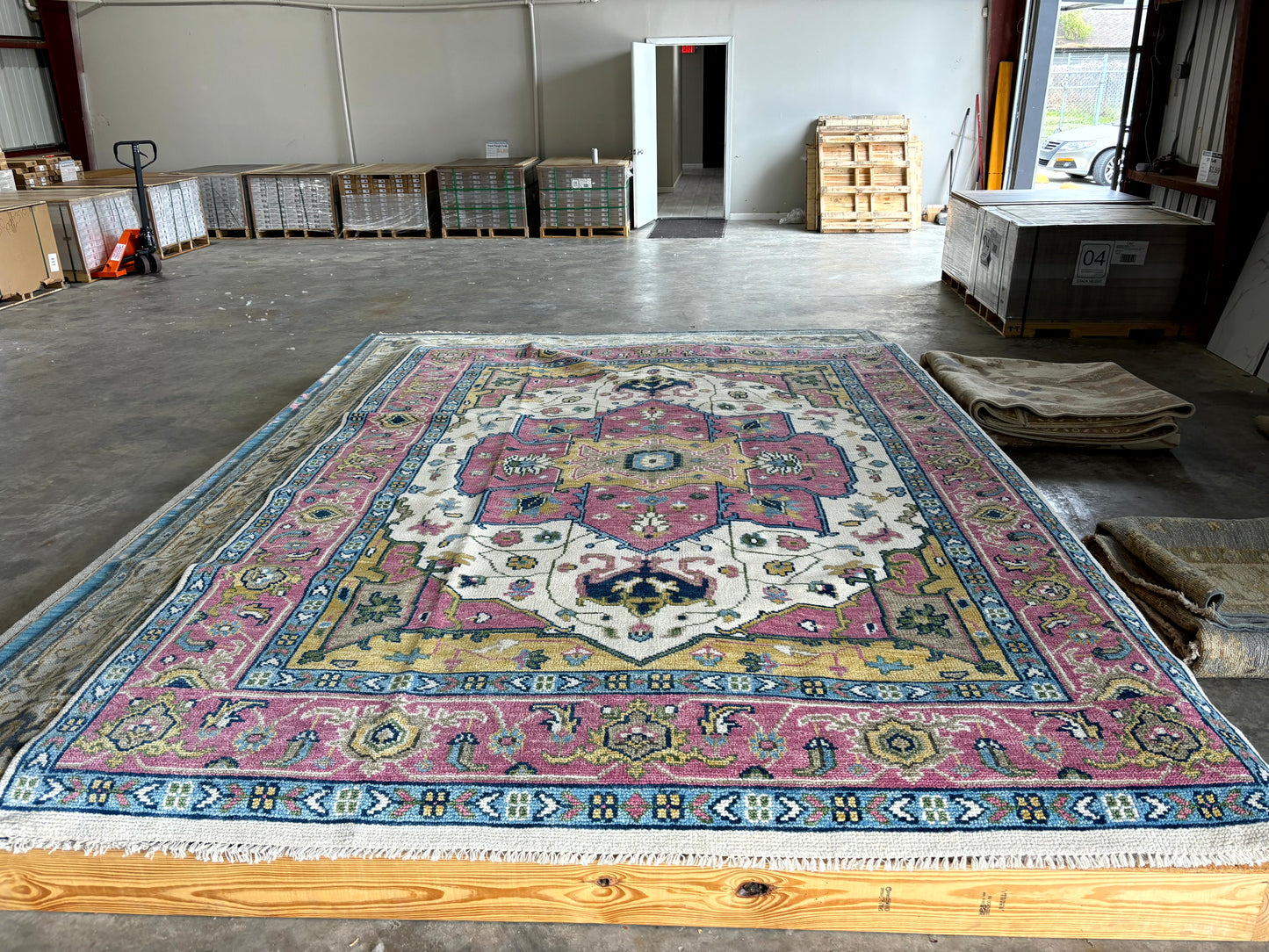 Nasalet 9x12 Dark Pink and IVory Hand-Knotted Serapi Rug